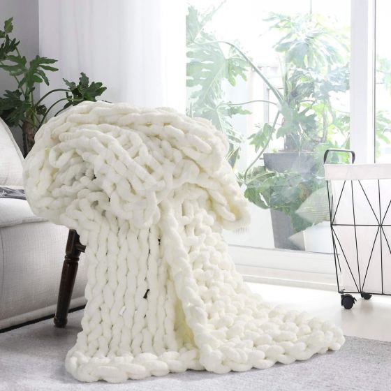 White chunky knitted throw 2025
