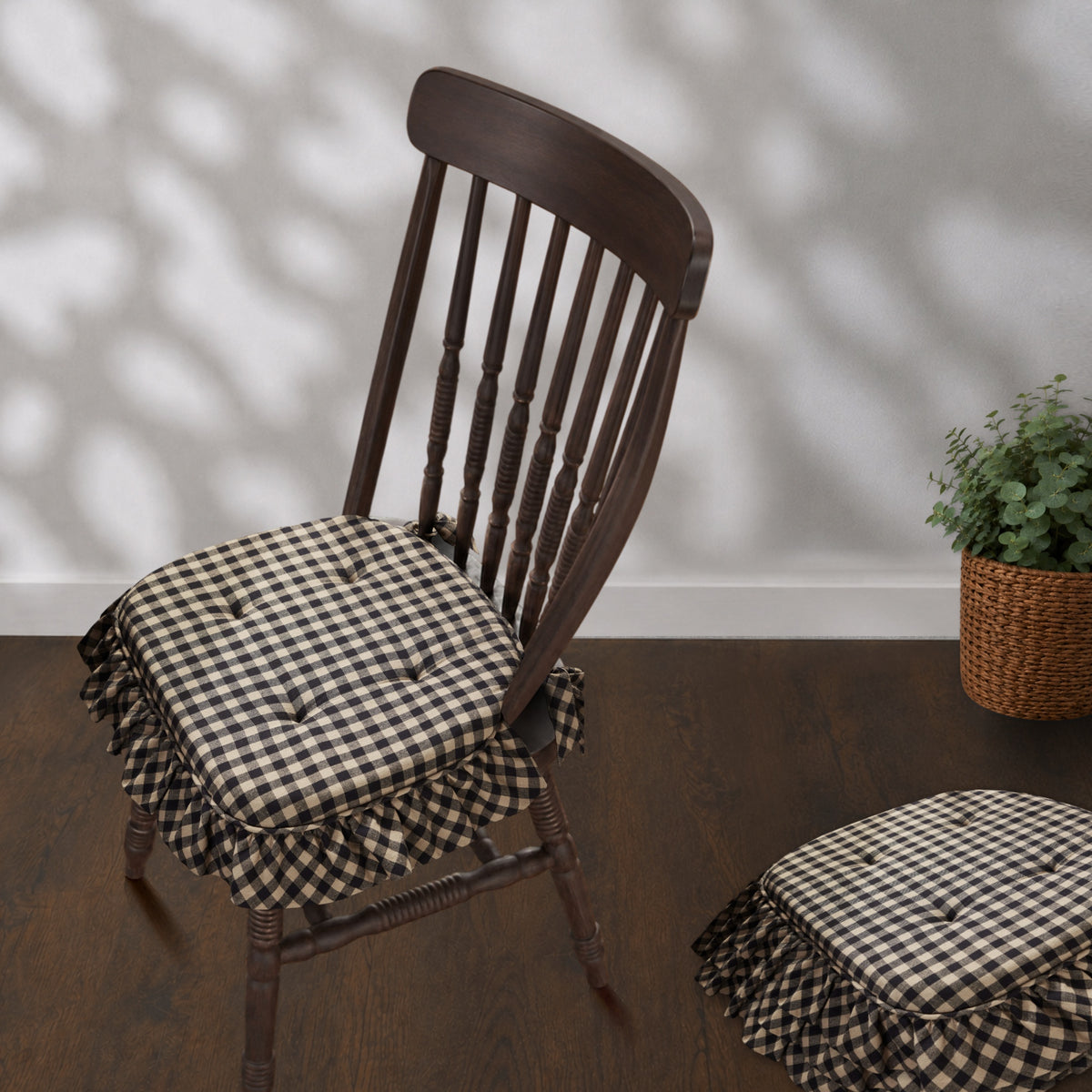 Black & Tan Check Ruffled Chair Pad Set of 4 15.5x17