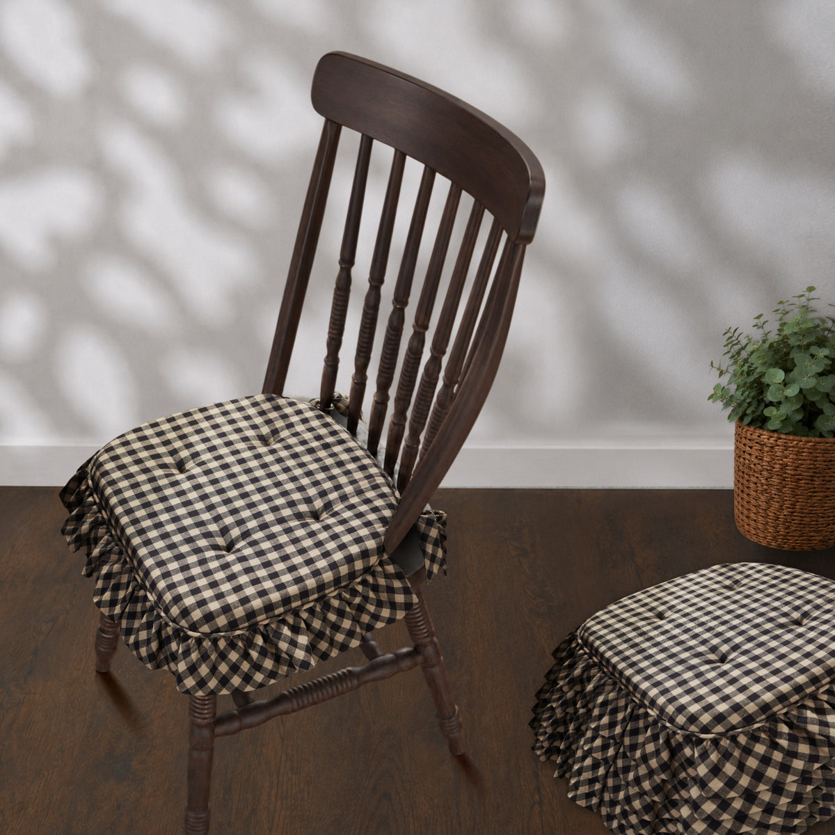 Black & Tan Check Ruffled Chair Pad Set of 6 15.5x17